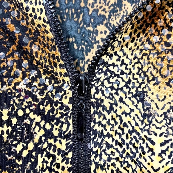 ⭐️2/$30⭐️ Snakeskin print, shiny sequinned blouse with zipper closure, size XL - Picture 3 of 6